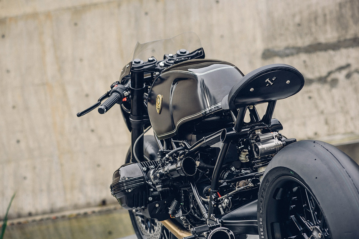 Custombike BMW batman zwart Rough Crafts 6+