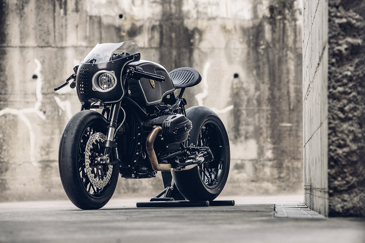 Custom bike BMW batman zwart Rough Crafts3