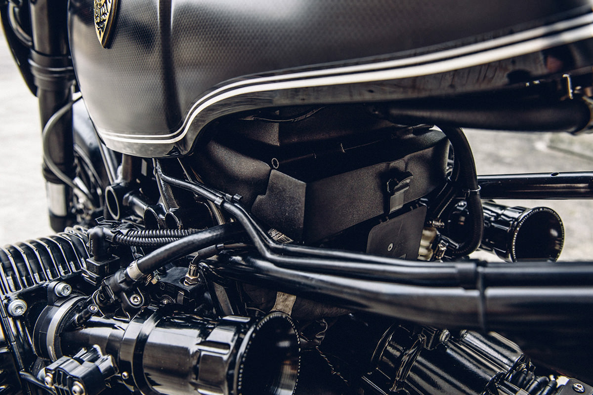 Custom bike BMW batman zwart Rough Crafts56