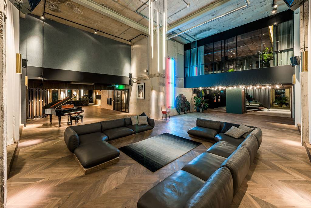 bruut loft man man 10