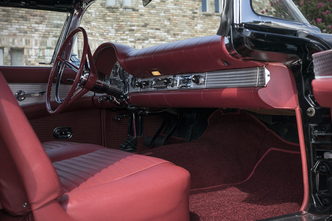 rood-interieur-Ford Thunderbird F-bird-uniek-authentiek-auto-snelheid-zwart-MAN MAN
