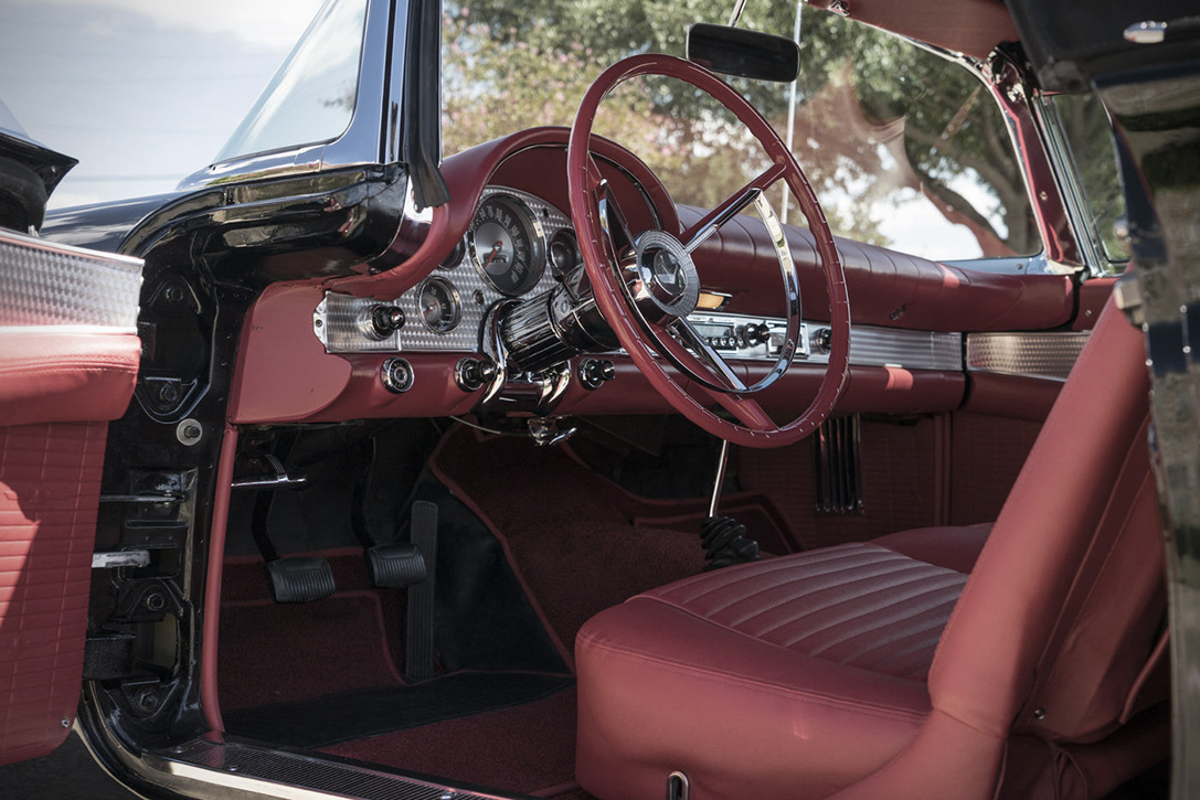 rood-interieur-Ford Thunderbird F-bird-uniek-authentiek-auto-snelheid-zwart-MAN MANAuction-Block-1957-Ford-Thunderbird-F-Bird-4