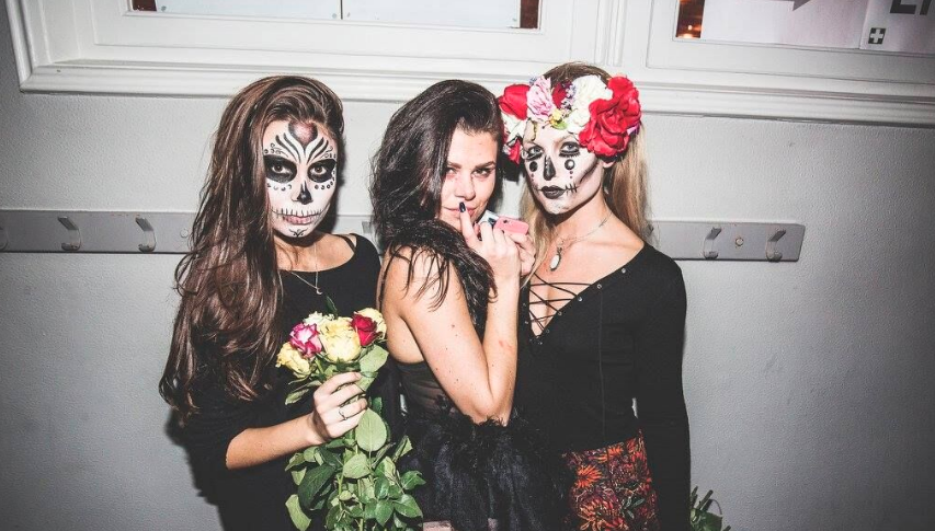 Halloween-spots-Amsterdam-meisjes-verkleerd-eng-MAN-MA