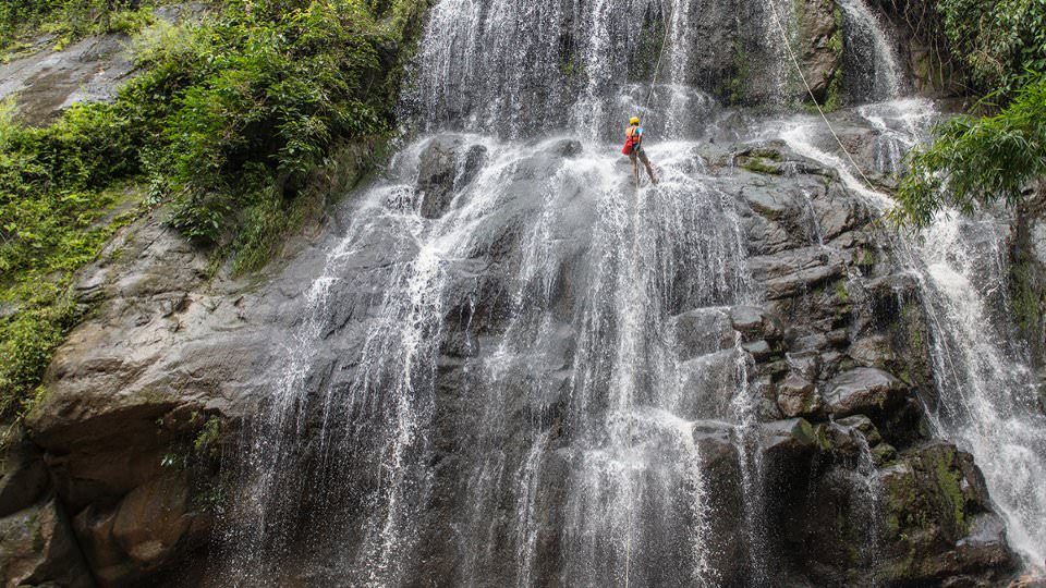 avontuurlijke reis abseilen azie vakantie waterval thailand MAN MAN