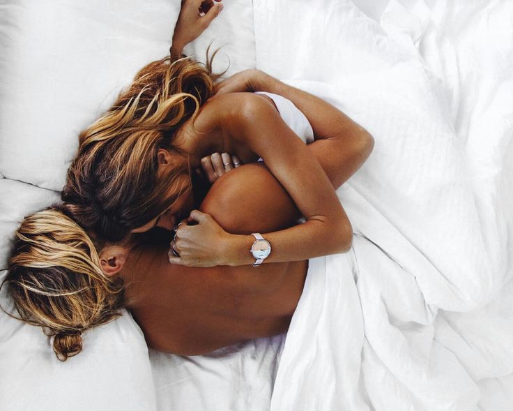 zwangerschap-relatie-wit-dekbed-koppel-liefde-MAN-MAN