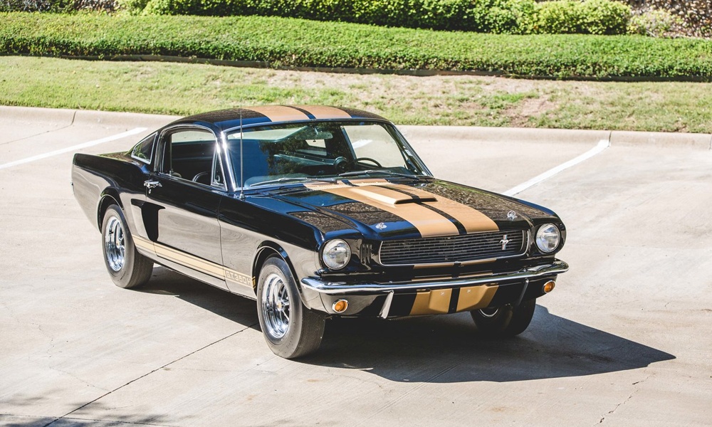 Carroll Shelby-auto-zwart en goud-klassieker-1966-Shelby-GT350H-MAN MAN