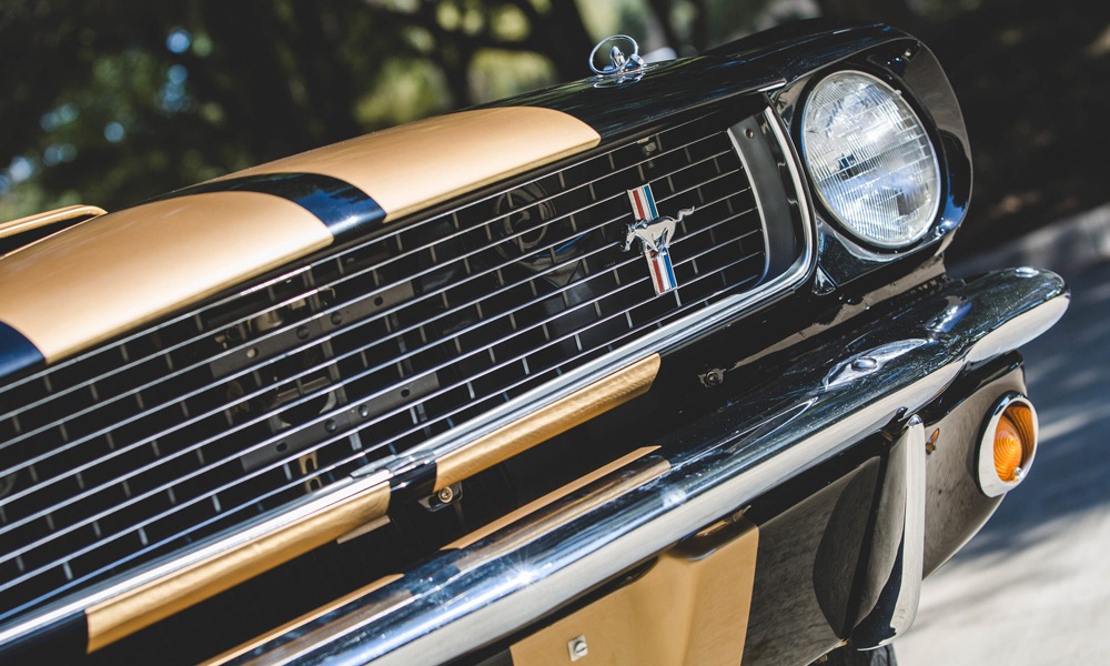 Carroll Shelby-auto-zwart en goud-klassieker-1966-Shelby-GT350H-MAN MAN