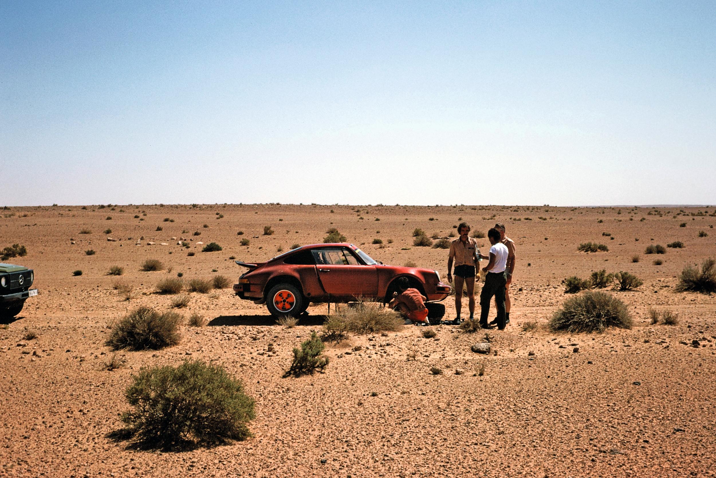 porsche 911 woestijn boek man man