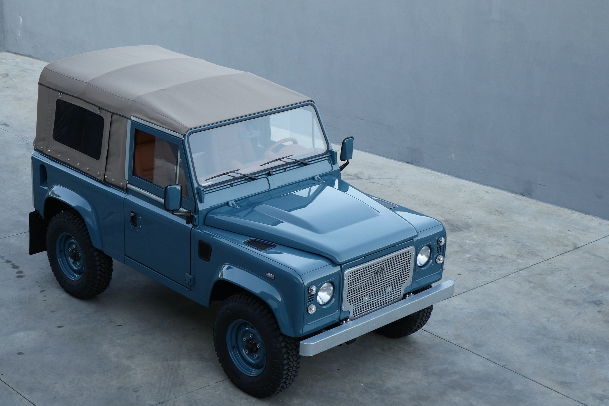 land-rover-defender-heritage- MAN MAN 9
