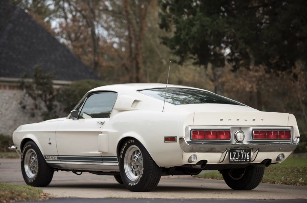 deze witte Shelby Mustang GT500 Fastback wordt geveild bij RM Sothebys MAN-MAN
