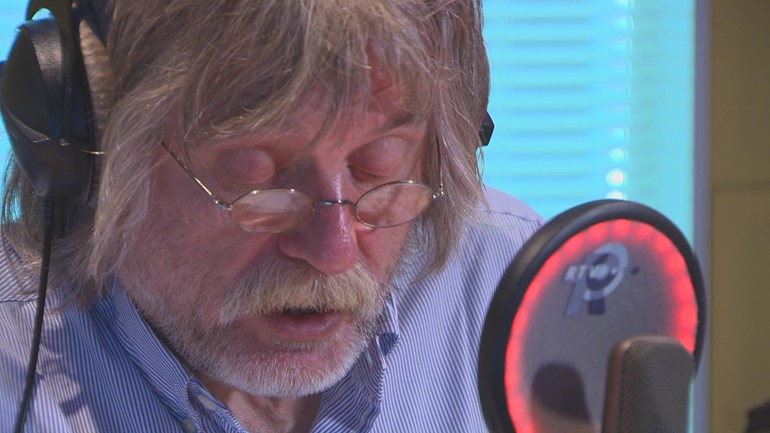 Johan-Derksen-achter-de-microfoon-van-RTV-Rijnmond
