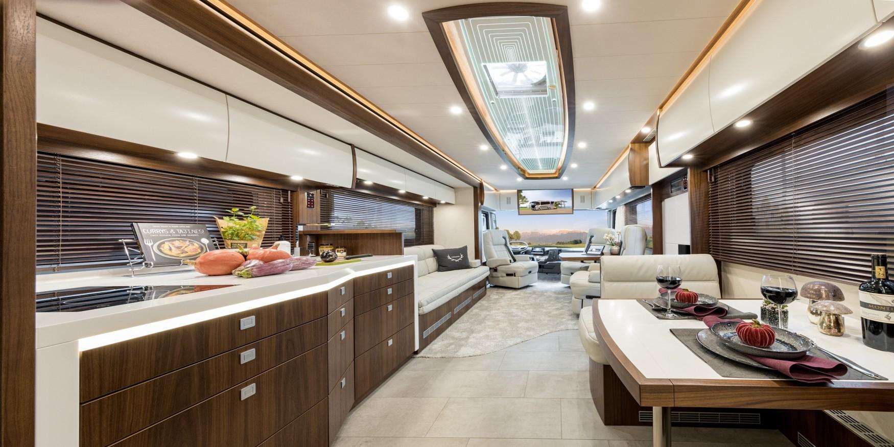 keuken en eettafel van camper