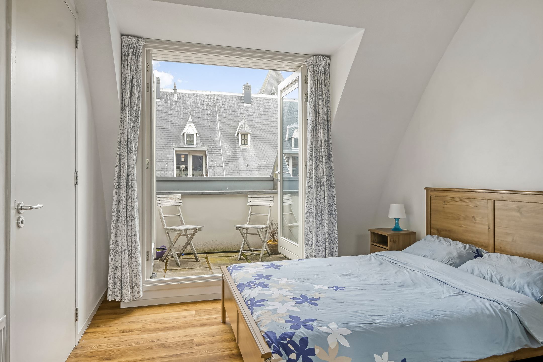 slaapkamer met balkon
