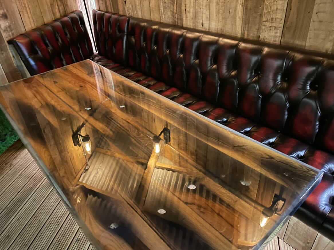 Man bouwt steak house met pizzaoven en bar in zijn achtertuin