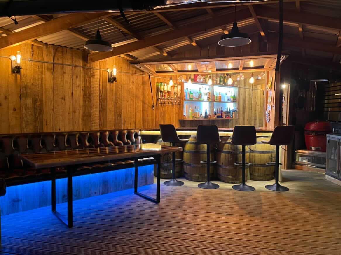 Man bouwt 'Steak House' met pizzaoven en bar in zijn achtertuin