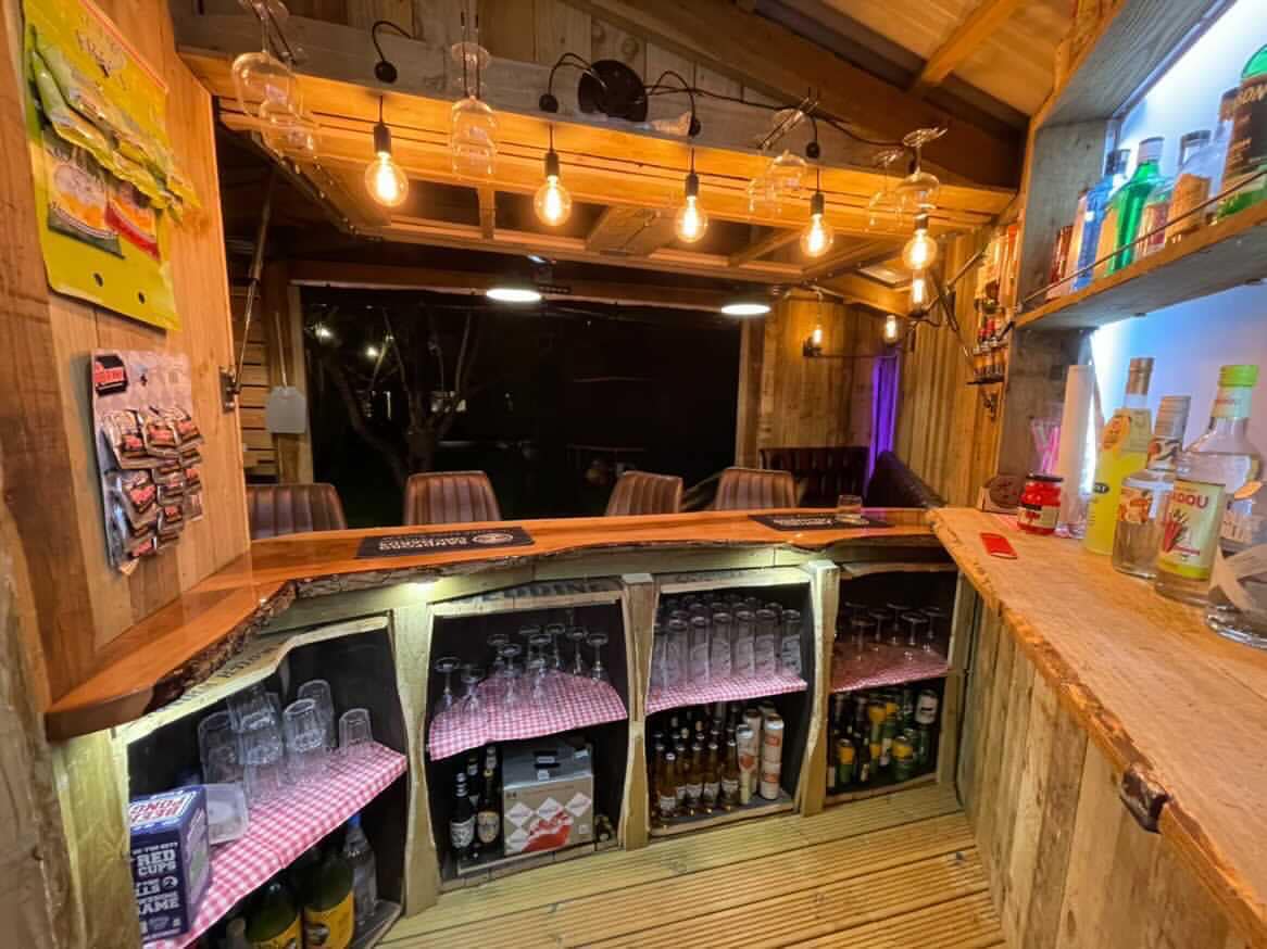 Man bouwt steak house met pizzaoven en bar in zijn achtertuin