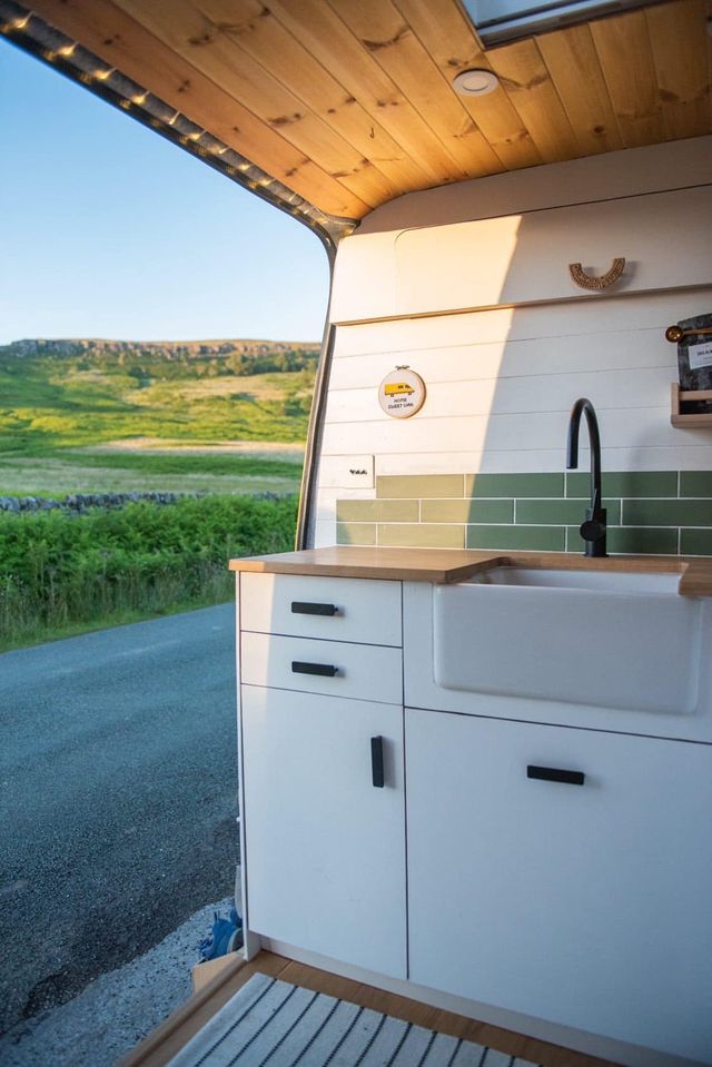 Koppel tovert busje om tot droomcamper en reizen de wereld rond