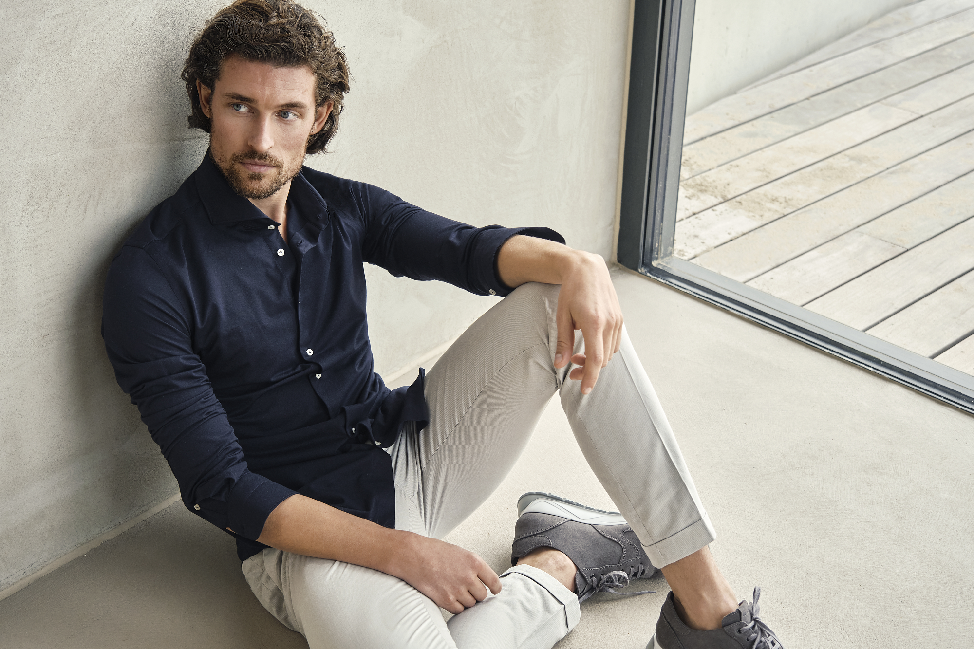 casual overhemd met sneakers