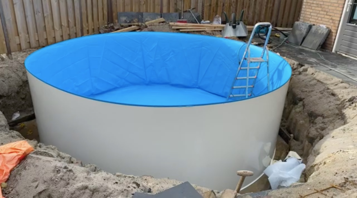 zelfgebouwd zwembad in de tuin