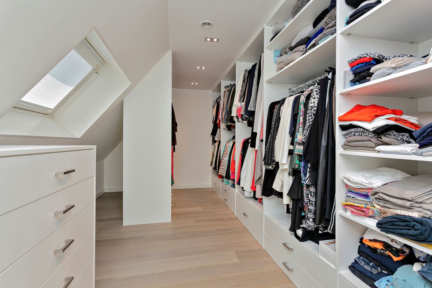 De ex-vrouw van Dirk Kuijt koopt een enorme villa in Noordwijk