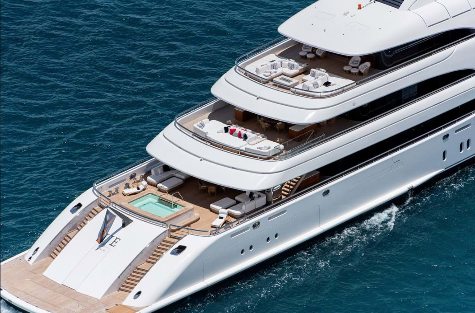jacht met zwembad