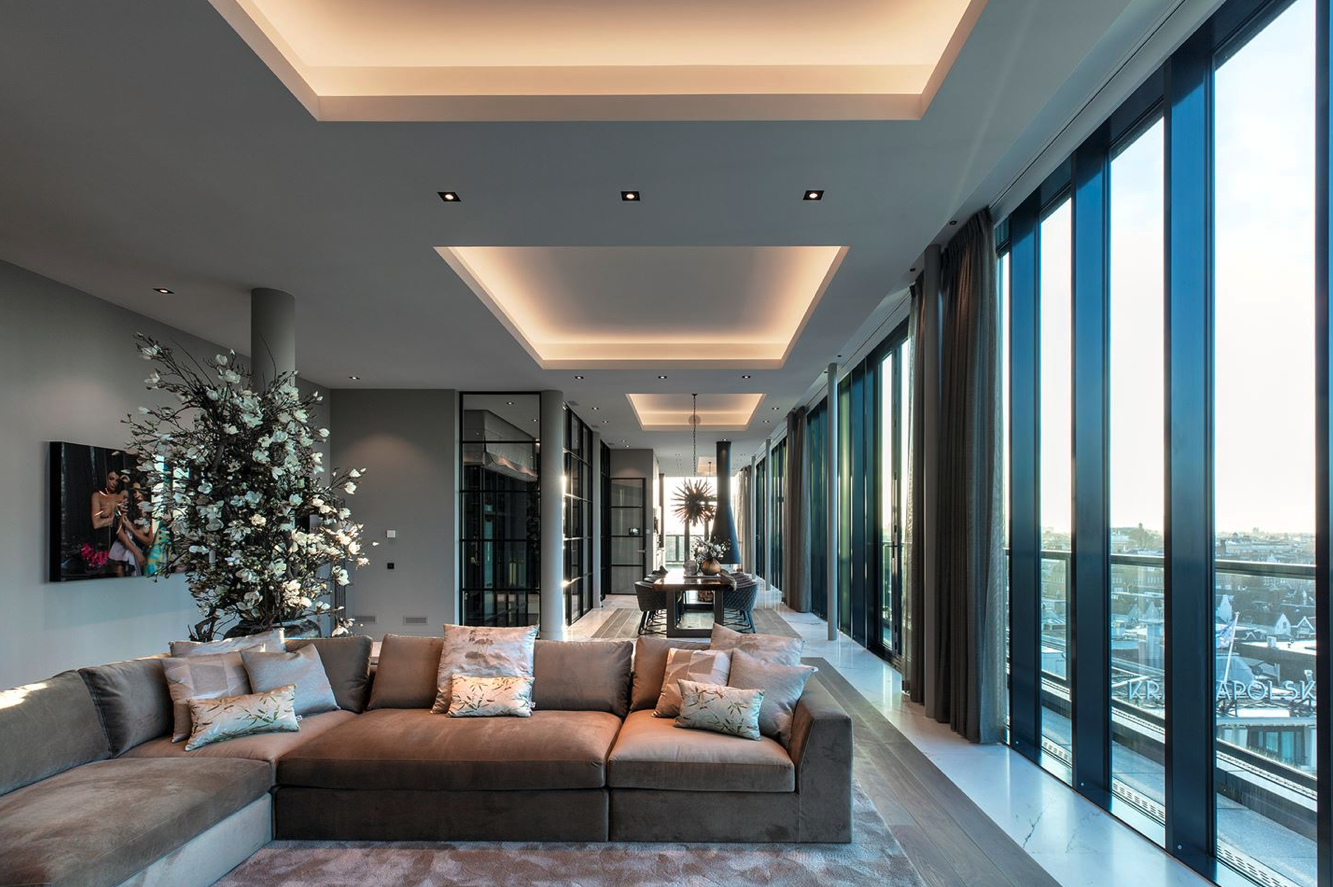 Het penthouse heeft een grote leefruimte en een grote woonkeuken. Beide hebben alles wat je hartje begeert en nog veel meer. De grote ramen in beide ruimtes over de gehele breedte laten je denken dat je je middenin het bruisende stadsleven bevindt. Wanneer je ramen naar het terras open doet, hoor je het oh zo fijne Amsterdamse geroezemoes al naar binnen komen. 