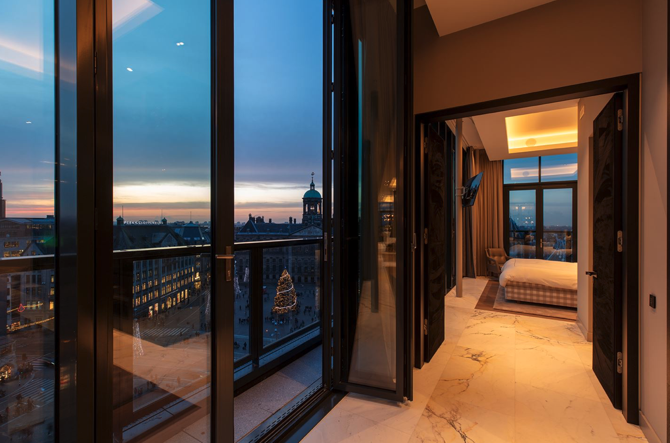 Het penthouse heeft een grote leefruimte en een grote woonkeuken. Beide hebben alles wat je hartje begeert en nog veel meer. De grote ramen in beide ruimtes over de gehele breedte laten je denken dat je je middenin het bruisende stadsleven bevindt. Wanneer je ramen naar het terras open doet, hoor je het oh zo fijne Amsterdamse geroezemoes al naar binnen komen. 