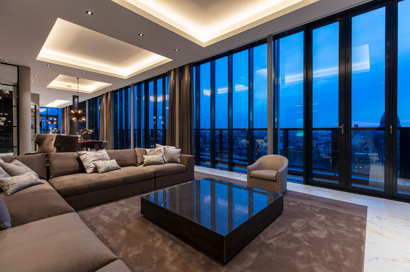 Het penthouse heeft een grote leefruimte en een grote woonkeuken. Beide hebben alles wat je hartje begeert en nog veel meer. De grote ramen in beide ruimtes over de gehele breedte laten je denken dat je je middenin het bruisende stadsleven bevindt. Wanneer je ramen naar het terras open doet, hoor je het oh zo fijne Amsterdamse geroezemoes al naar binnen komen. 