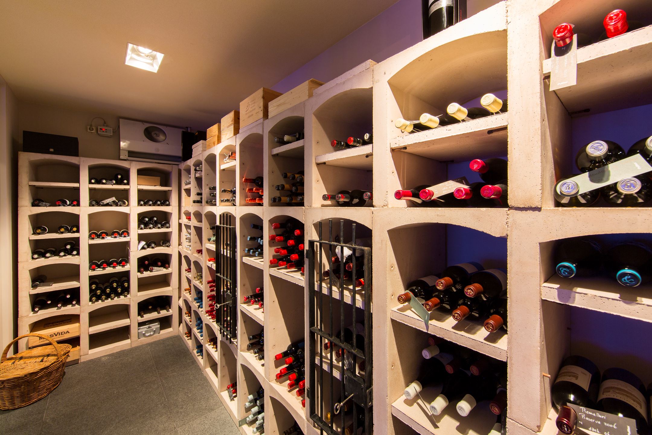 droomvilla staat op funda met zwembad, wijnkelder en pooltafel