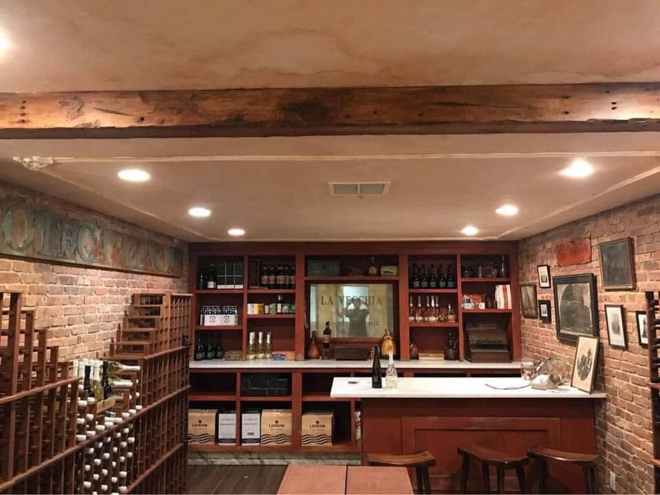 man-bouwt-wijnbar-eigen-huis