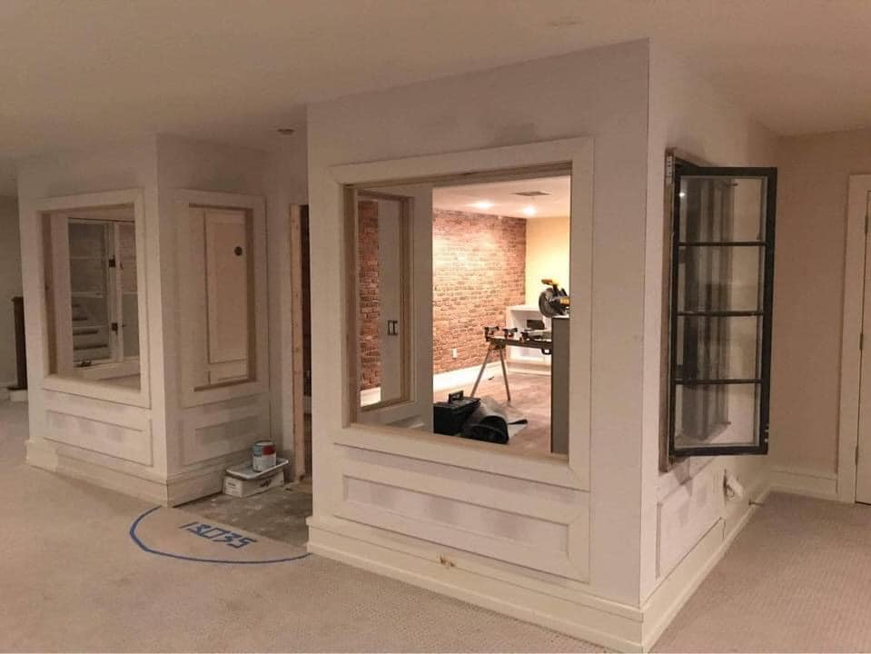 man-bouwt-wijnbar-eigen-huis