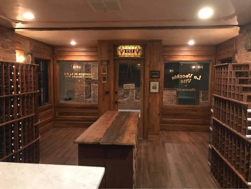 man-bouwt-wijnbar-eigen-huis