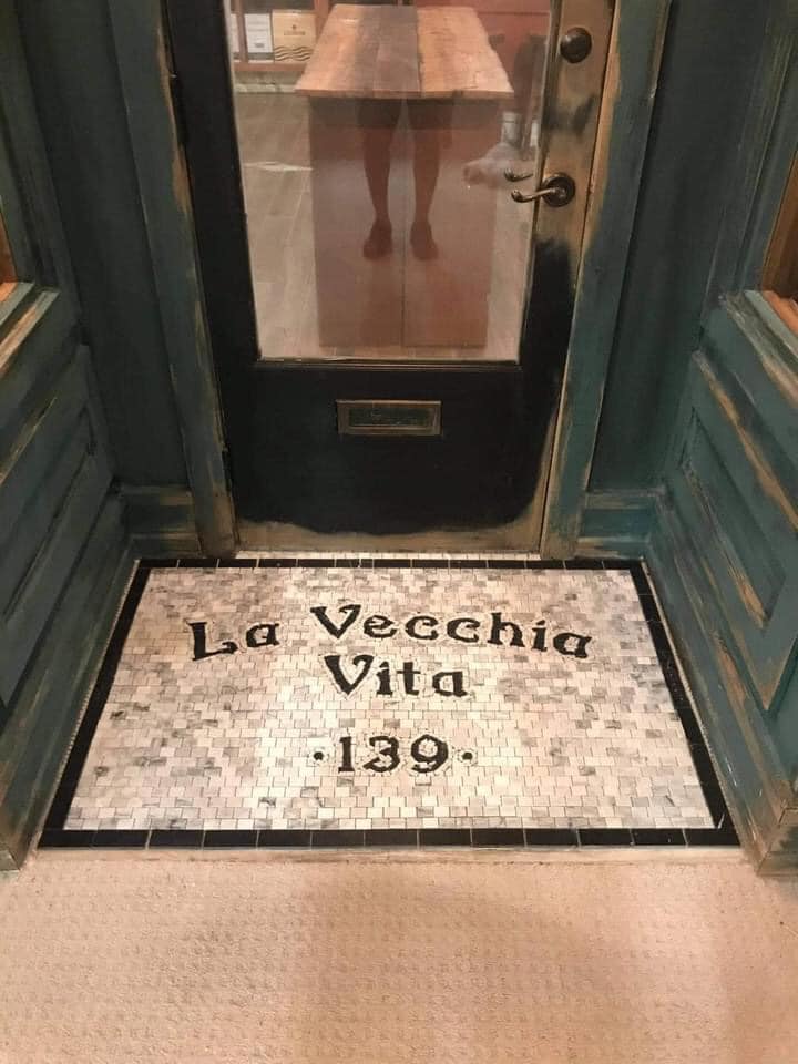 man-bouwt-wijnbar-eigen-huis