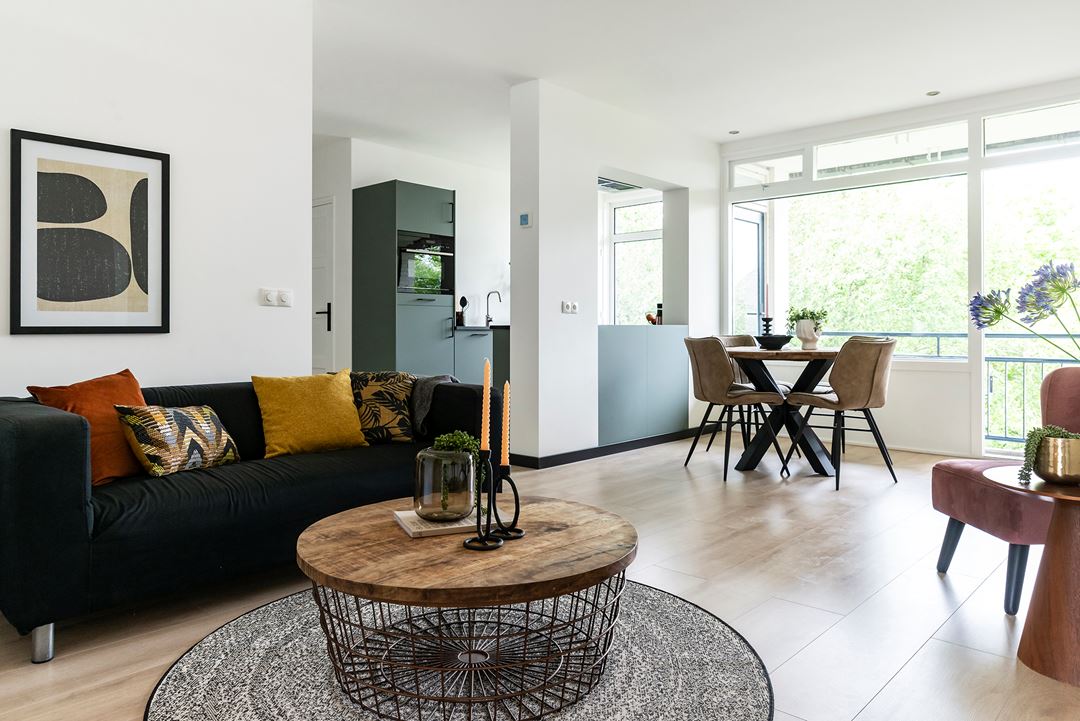 Woonkamer en keuken balkon Funda-renovatie