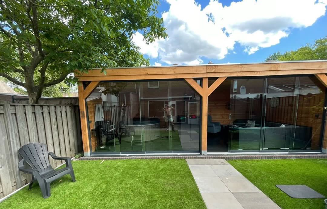 Jeroen nuenen bouwt mancave in tuin