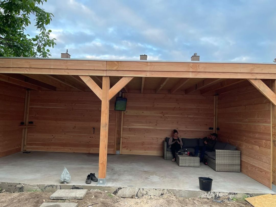 Jeroen nuenen bouwt mancave in tuin