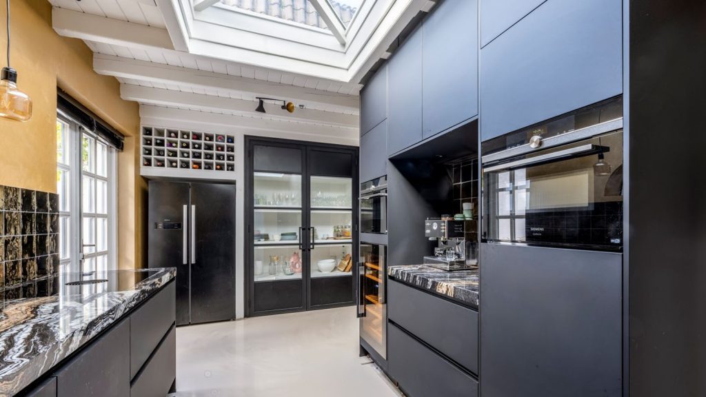 woning strakke keuken zwart