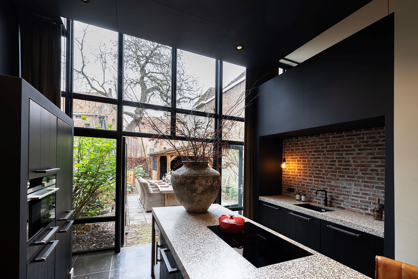 woning zwarte keuken te koop